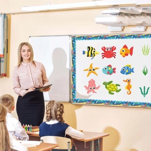 Ozean-Klassenzimmer-Deko mit blauen Wellenrandleisten und Cartoon-Meerestier-Aufklebern