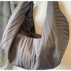 Detailansicht der dunkelgrauen gefalteten Canvas-Tasche mit Fokus auf Textur und Hobo-Design