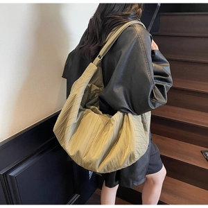 Detailaufnahme der olivgrünen Plissee-Tasche mit großem Fassungsvermögen und Hobo-Form