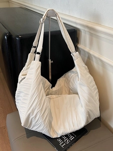 Weiße plissierte Hobo-Tasche in Halbmondform mit verstellbarer silberner Schnalle