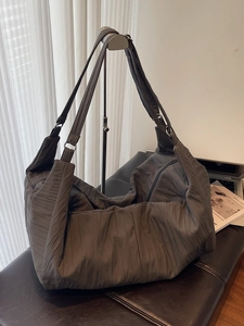 Minimalistische dunkelgraue Falten-Tote-Bag mit breitem Gurt und silbernen Ringen
