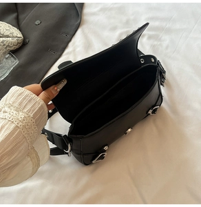 Innenansicht mit mehreren Fächern dieser schwarzen Leder Retro-Schultertasche