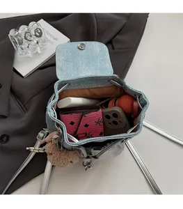 Vue de dessus détaillée d'un sac à dos en jean bleu clair avec une grande capacité