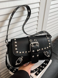 Schwarze Punk-Umhängetasche mit silbernen Nieten und großen Schnallendetails