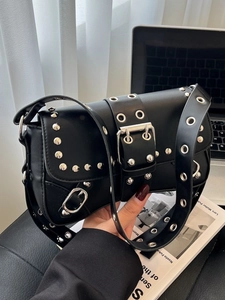 Schwarze Punk-Schultertasche aus Leder mit Metallnieten und Ösen-Verzierung