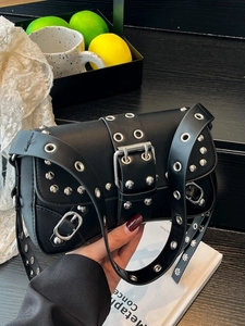 Retro Punk Achseltasche in Schwarz mit silbernen Ösen und Nieten in Lifestyle-Umgebung