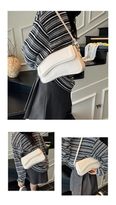 Détail d'un sac sous le bras crème minimaliste avec rabat asymétrique et boucles dorées