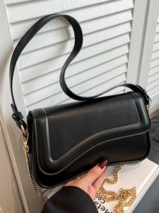 Sac sous le bras minimaliste en cuir PU noir avec rabat ondulé et chaîne dorée