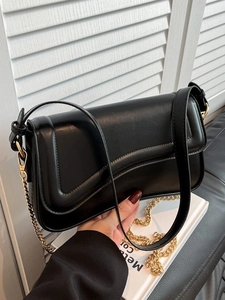 Sac bandoulière minimaliste en similicuir noir avec rabat ondulé et chaîne dorée
