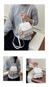 Vues détaillées d'un mini sac à dos blanc avec cordon de serrage et breloque ourson