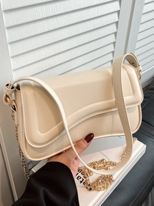 Sac à bandoulière crème en PU avec rabat asymétrique et chaîne dorée pour femme
