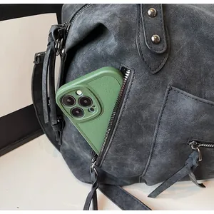 Dettaglio della borsa tote in pelle scamosciata grigio scuro con tasca laterale e cellulare