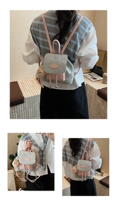 Détail du mini sac à dos gris et rose avec ourson en peluche marron et boucle magnétique