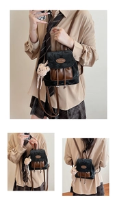 Vue détaillée du mini sac à dos en cuir bicolore avec un pendentif ours rose et logo