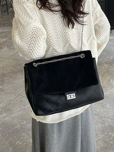 Fashionable black quilted chain shoulder bag with suede拼接 flap and silver metal lock