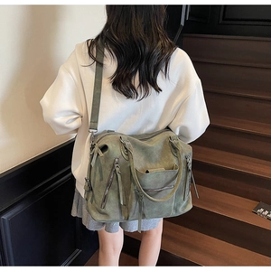 Vista posteriore di una borsa tote vintage verde oliva in finto scamosciato con tasche