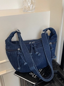 Sac hobo en denim rétro avec trois poches zippées et détails de glands à franges