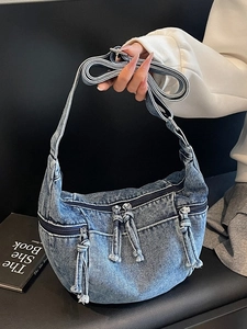 Sac croissant en denim style Y2K avec poches zippées et franges pour un look décontracté
