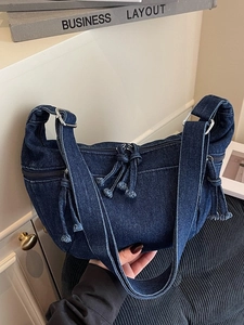Grand sac bandoulière en denim bleu foncé en forme de croissant avec fermeture éclair