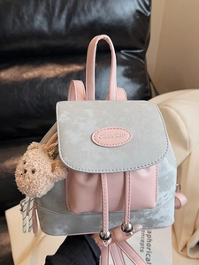 Mini sac à dos chic en daim gris et rose avec breloque ours pour le quotidien des femmes