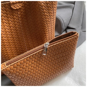 Détail du sac cabas tressé marron et pochette assortie avec fermeture éclair argentée