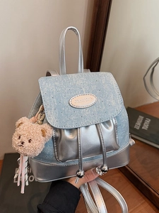 Mini sac à dos argenté et bleu clair avec poignée et porte-clés ours en peluche chic