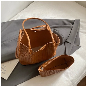 Ensemble cabas tissé marron avec pochette intérieure assortie pour un look de ville chic