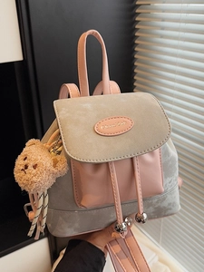 Petit sac à dos femme en daim vert et cuir rose avec pendentif ours élégant