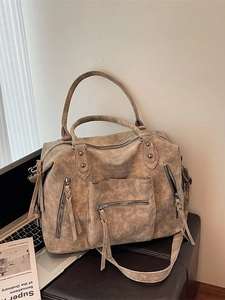 Borsa tote retrò in pelle scamosciata kaki con cerniere su uno sgabello in pelle