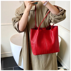 Détail du sac cabas en cuir tressé rouge avec motif Intrecciato et doubles anses