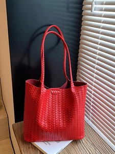 Grand sac cabas en cuir tressé rouge vif pour femme avec de longues bandoulières et texture