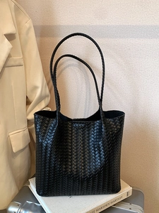 Grand sac cabas noir en cuir tressé avec de longues anses pour femme de style professionnel