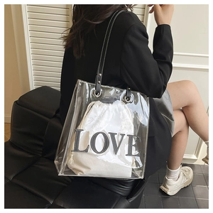 Detail der transparenten PVC-Tasche mit weißem Canvas-Beutel und LOVE-Aufdruck