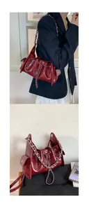 Détail du sac bandoulière en cuir verni matelassé rouge avec chaîne et cordon de serrage