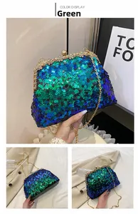Detail van avondclutch met pailletten in groen-blauw verloop en bloemvormige sluiting