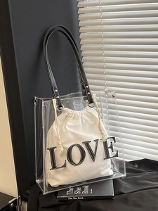 Große transparente PVC-Tragetasche mit weißer LOVE-Innentasche und schwarzen Lederriemen