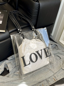Transparente PVC-Tasche mit weißem Segeltuchbeutel und schwarzem LOVE-Patch-Design