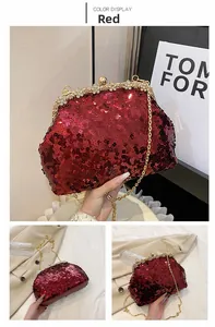 Gedetailleerd overzicht van bordeauxrode pailletten tas met bloemsluiting en gouden ketting