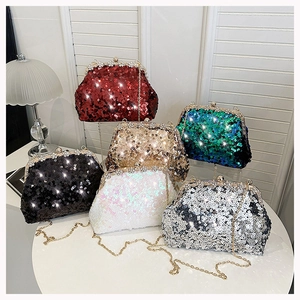 Détail de sacs coquillages à paillettes en six couleurs avec fermoirs en strass et chaîne
