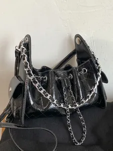 Sac à main en cuir verni noir matelassé avec chaîne argentée et cordon de serrage