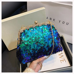 Vue détaillée des paillettes dégradées et du fermoir fleuri en strass du sac de soirée