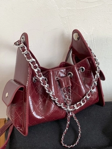 Sac bandoulière bordeaux matelassé en cuir verni brillant avec bandoulière en chaîne