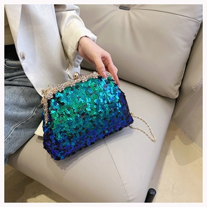 Détail du sac coquille à paillettes dégradées avec fermoir floral en cristal doré