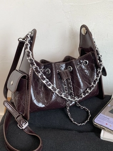 Sac à épaule en cuir verni matelassé marron avec chaîne argentée et bandoulière