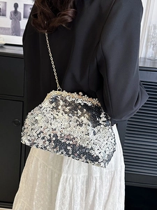 Pochette de soirée en paillettes argentées avec boucle cristal et bandoulière chaîne