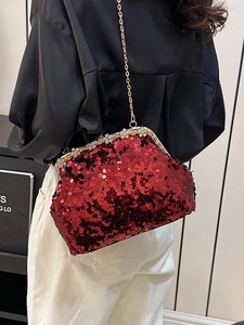 Sac coquille à paillettes rouges avec fermoir fleur doré et bandoulière chaîne