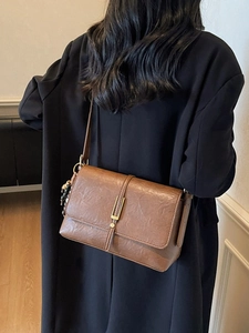 Sac bandoulière vintage en cuir PU marron avec fermoir doré et breloque sur mannequin