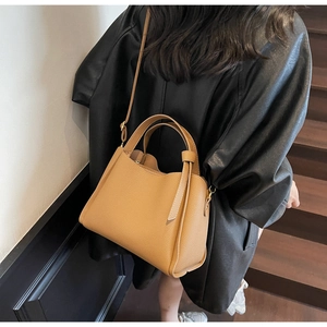 Dettagli della borsa in pelle martellata marrone chiaro con finiture dorate e tracolla