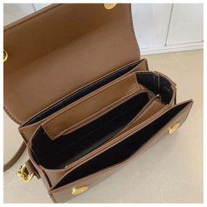 Vue détaillée de l'intérieur du sac en cuir marron avec trois compartiments et métal doré