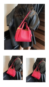 Dettaglio della borsa a secchiello in pelle rosa acceso con nodi decorativi sui lati